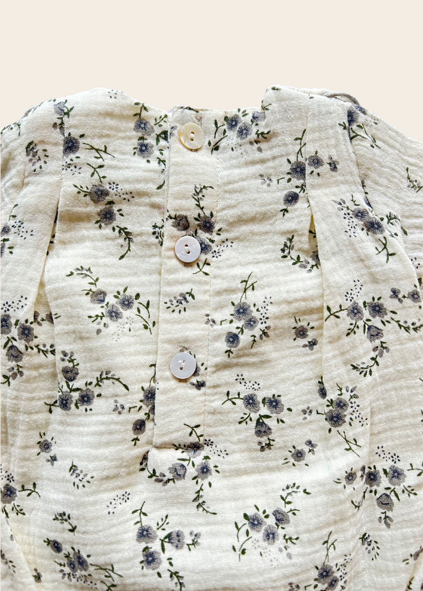 MAMELUCO CHIPRE BEIGE FLORES GRISES