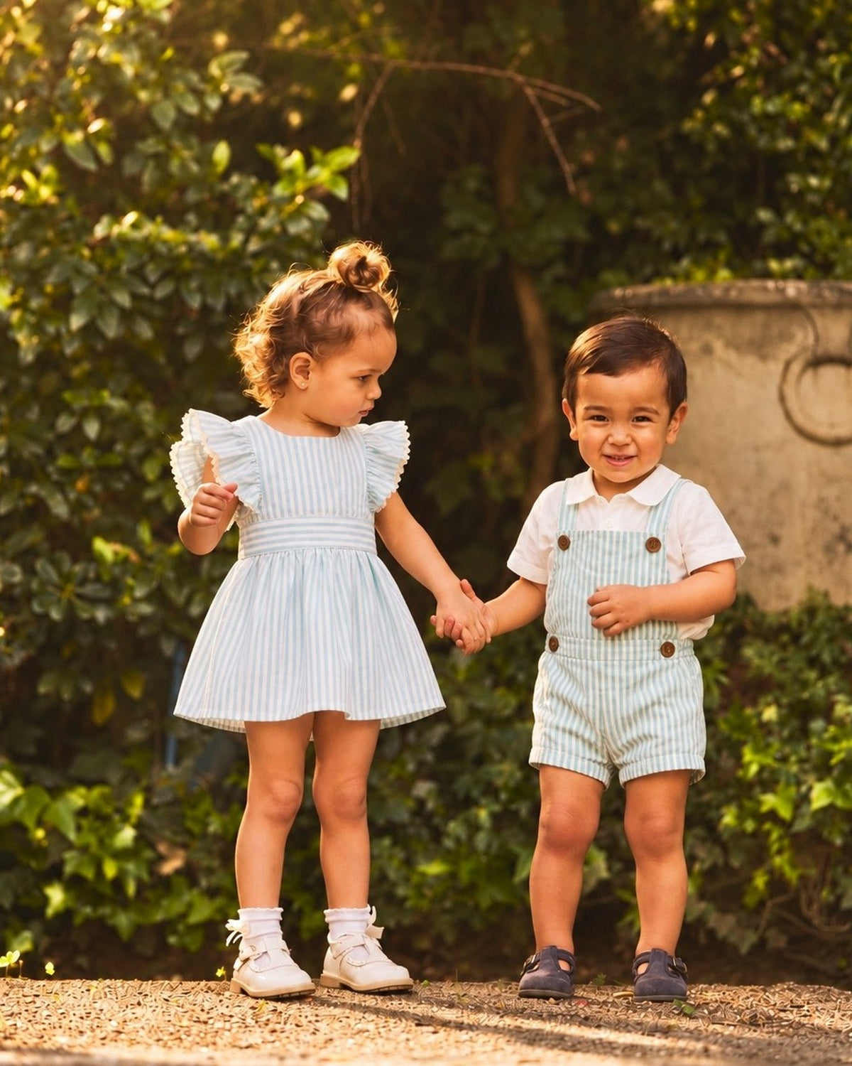 Hermanos con ropa a juego de rayas celestes - Madame Petit