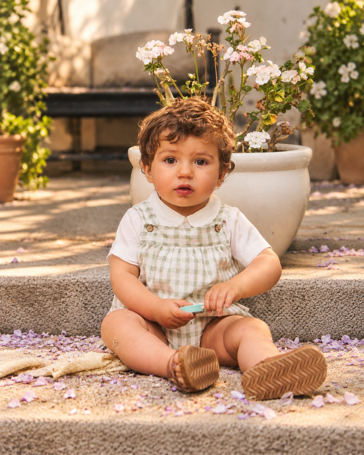 Niño con jardinera cuadrillé verde y camisa blanca de cuello bebé - Madame Petit
