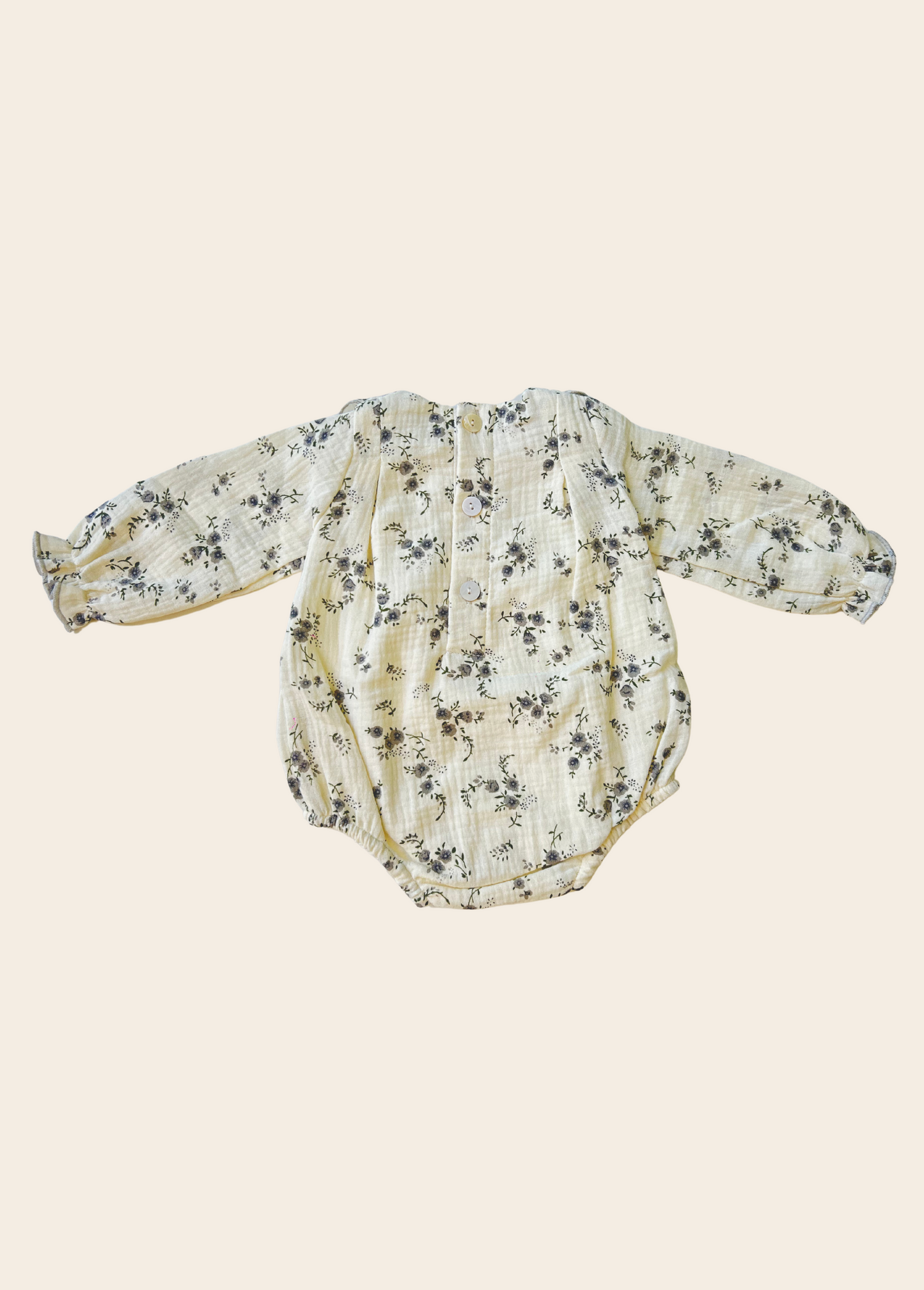 MAMELUCO CHIPRE BEIGE FLORES GRISES