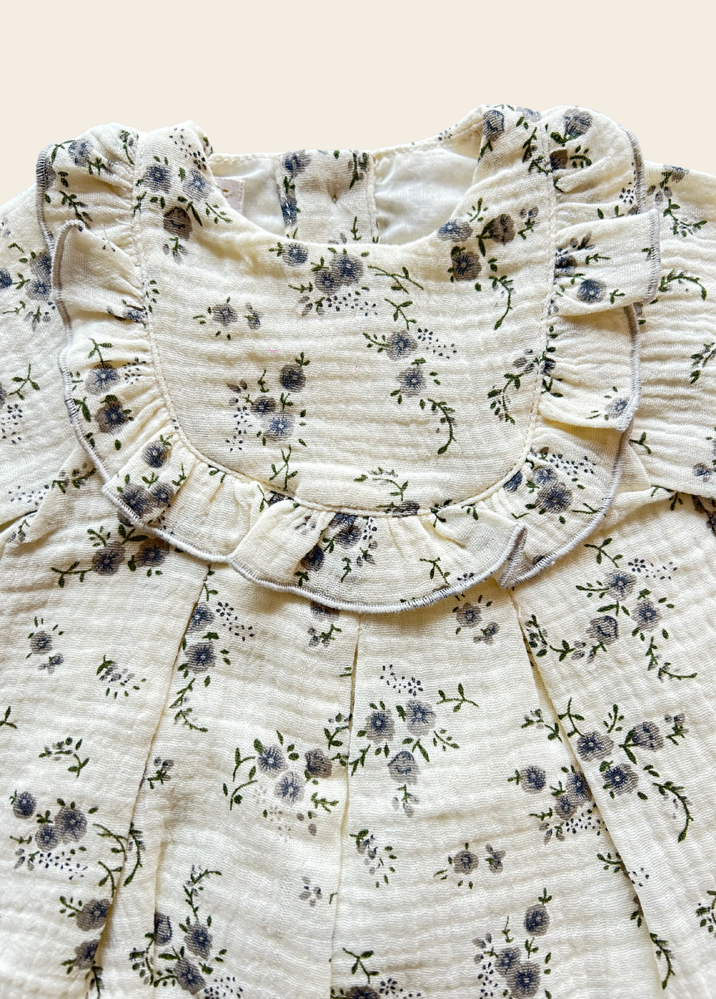 MAMELUCO CHIPRE BEIGE FLORES GRISES