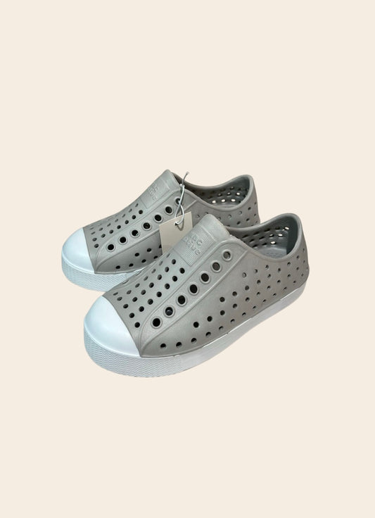Zapatilla Native Gris